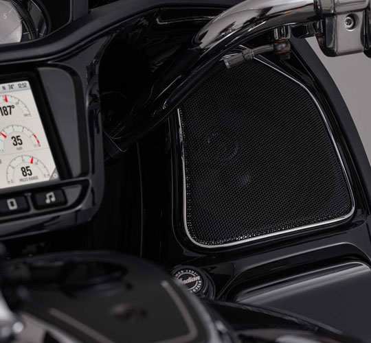 TÖBB ÜTEM AZ UTCÁRA